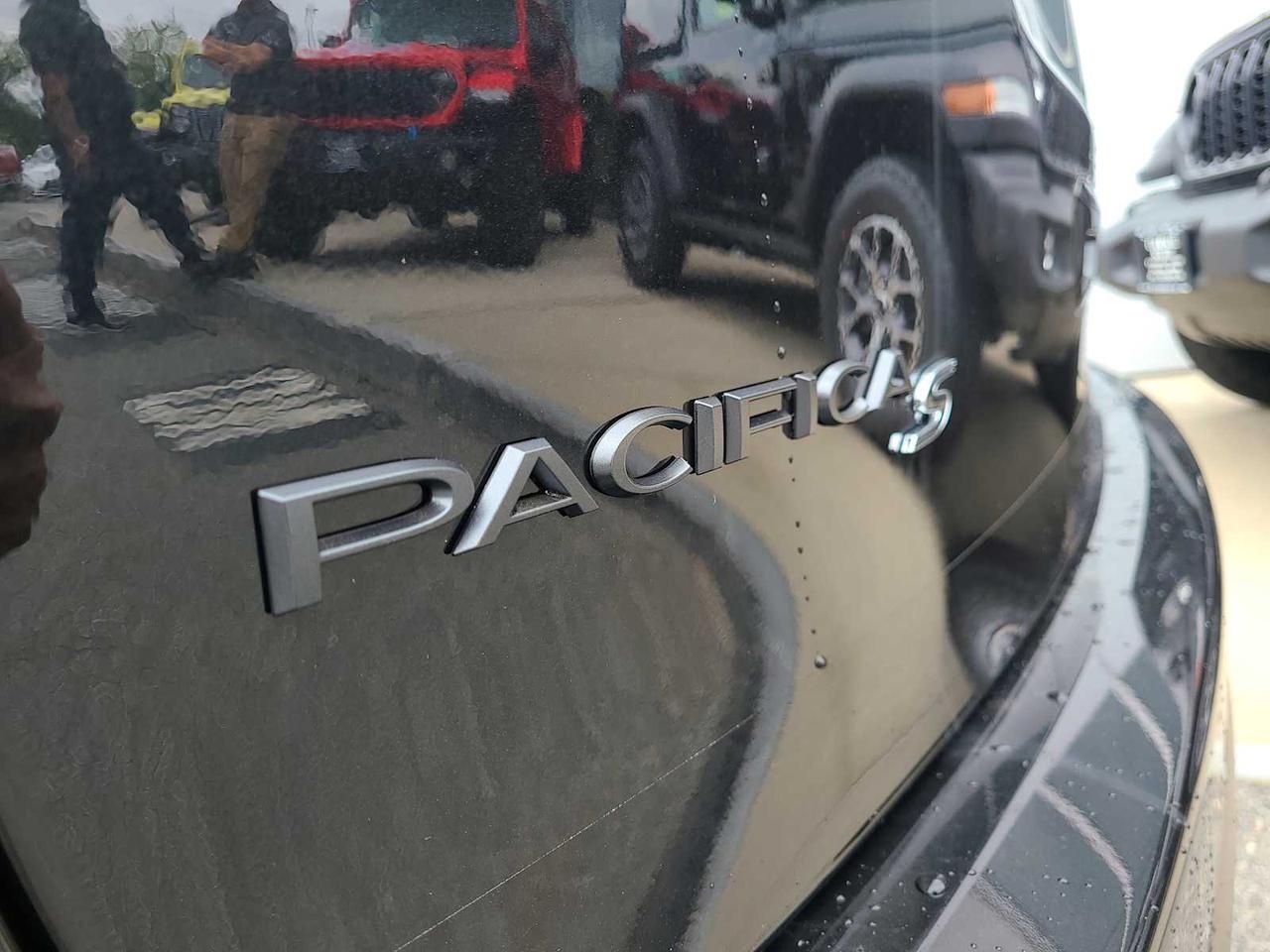 2023 Chrysler Pacifica Hybrid Limited Dartmouth MA