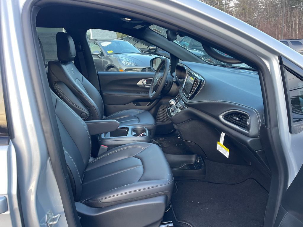 2023 Chrysler Pacifica Hybrid PLUG-IN  TOURING L Orange MA