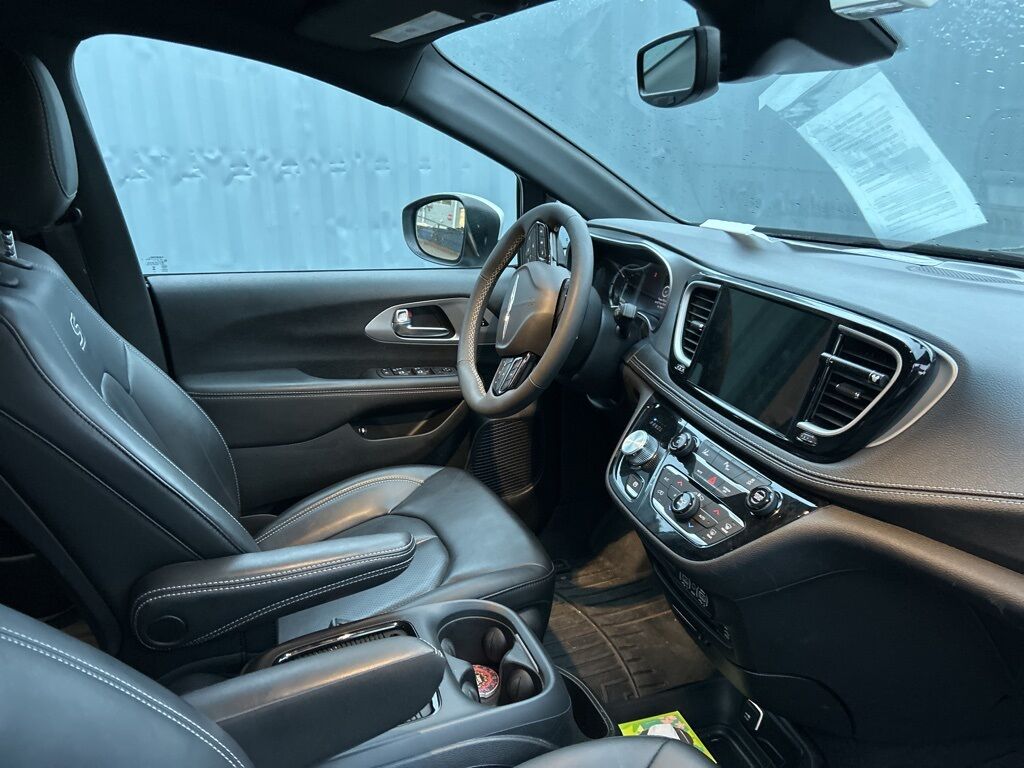 2023 Chrysler Pacifica Hybrid Touring L Akron OH