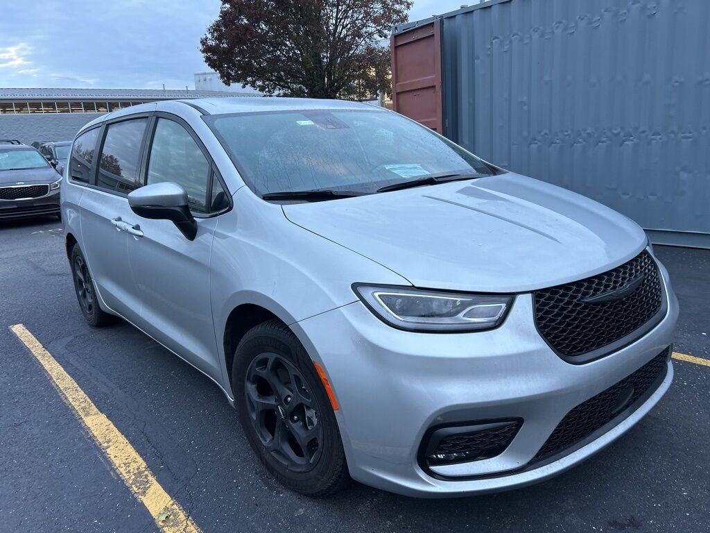2023 Chrysler Pacifica Hybrid Touring L Akron OH