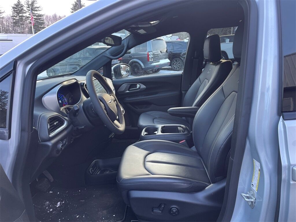 2023 Chrysler Pacifica Hybrid Touring L Orange MA