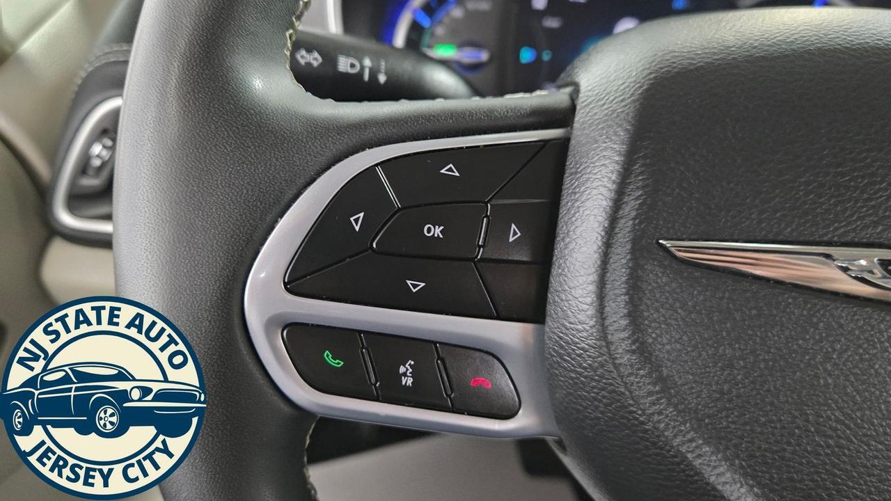 2023 Chrysler Pacifica Hybrid Touring L Jersey City NJ