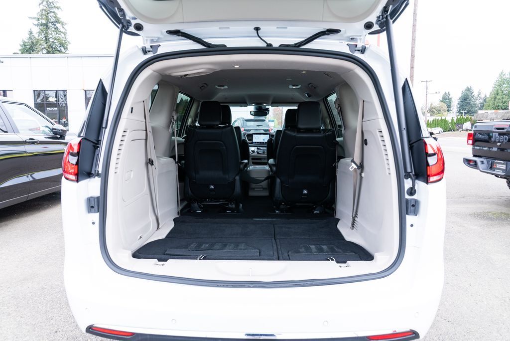 2023 Chrysler Pacifica Hybrid Touring L Milwaukie OR