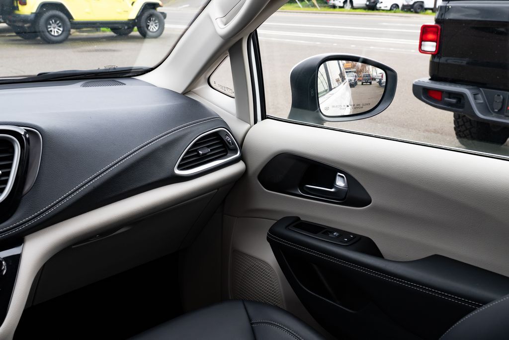 2023 Chrysler Pacifica Hybrid Touring L Milwaukie OR