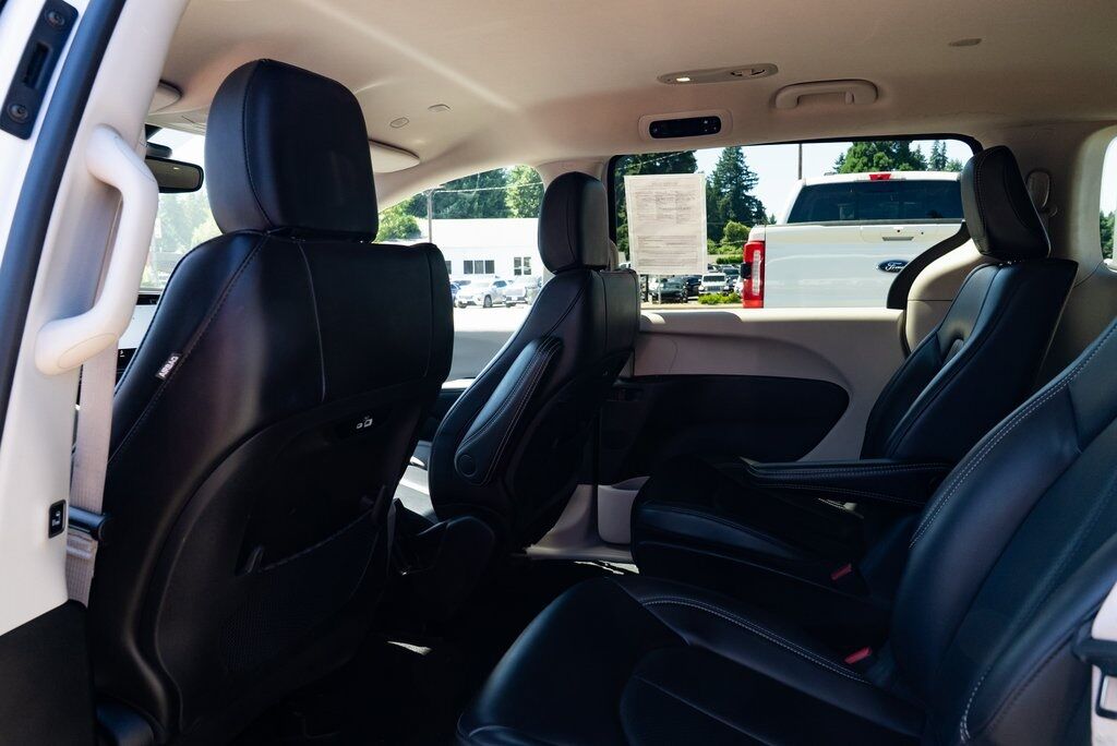 2023 Chrysler Pacifica Hybrid Touring L Milwaukie OR