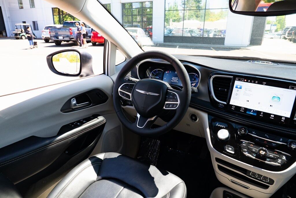 2023 Chrysler Pacifica Hybrid Touring L Milwaukie OR