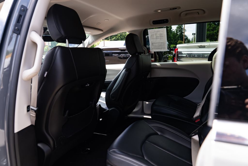 2023 Chrysler Pacifica Hybrid Touring L Milwaukie OR