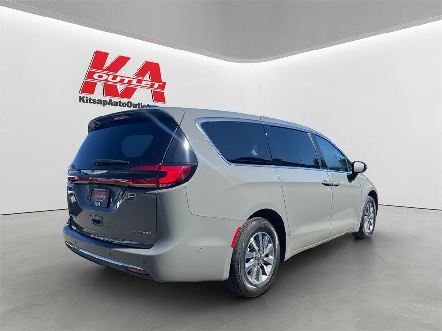 2023 Chrysler Pacifica Hybrid Touring L Van 4D