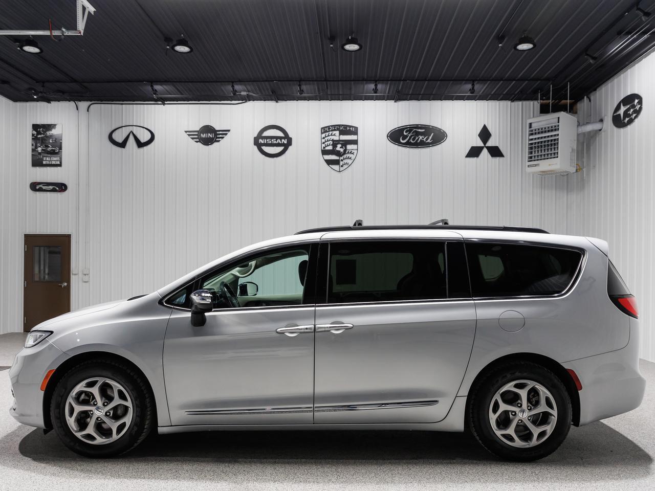 2023 Chrysler Pacifica Limited 7-Passenger Cranberry PA