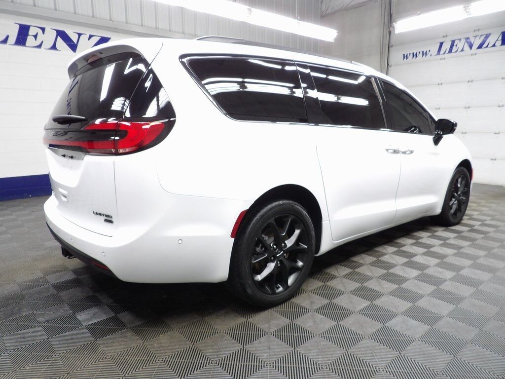 2023 Chrysler Pacifica Limited AWD Fond du Lac WI