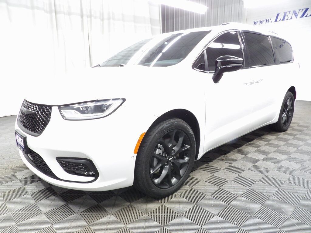 2023 Chrysler Pacifica Limited AWD Fond du Lac WI