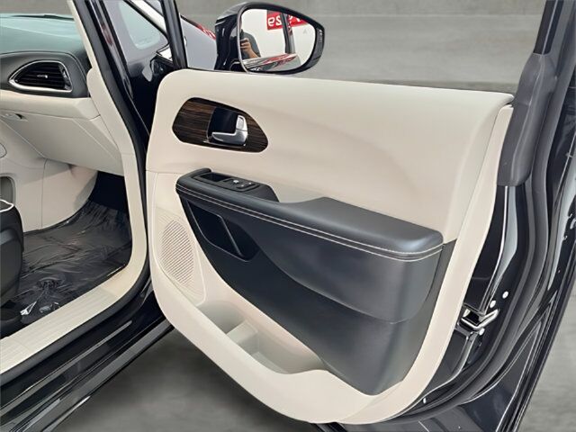 2023 Chrysler Pacifica Limited Carrollton TX