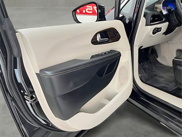 2023 Chrysler Pacifica Limited Carrollton TX