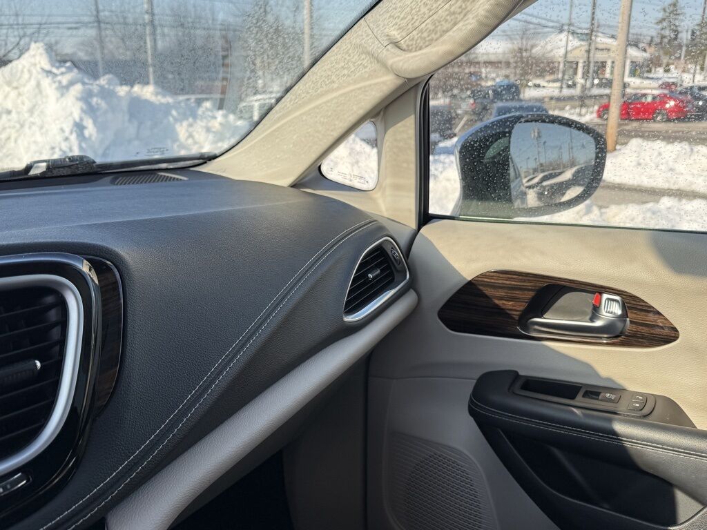 2023 Chrysler Pacifica Limited Crestwood KY