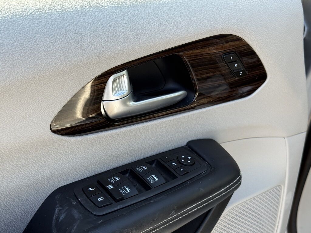 2023 Chrysler Pacifica Limited Crestwood KY