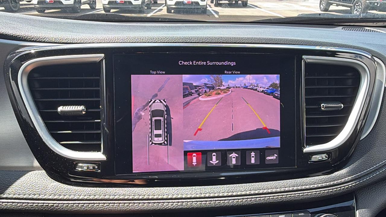 2023 Chrysler Pacifica Limited New Braunfels TX