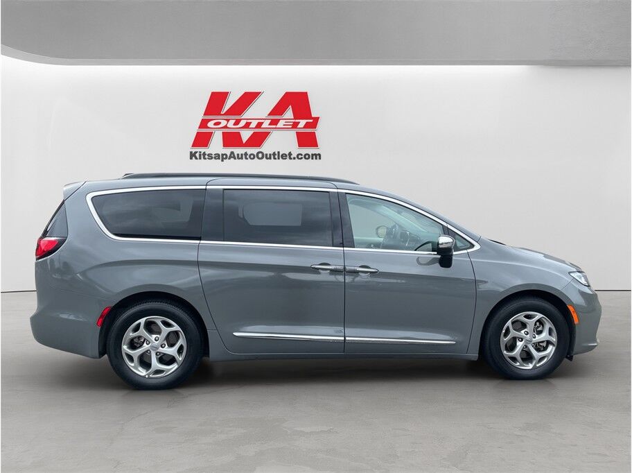 2023 Chrysler Pacifica Limited Van 4D