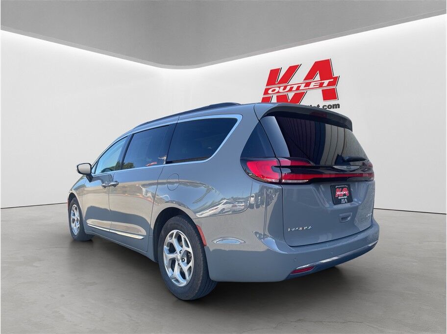2023 Chrysler Pacifica Limited Van 4D