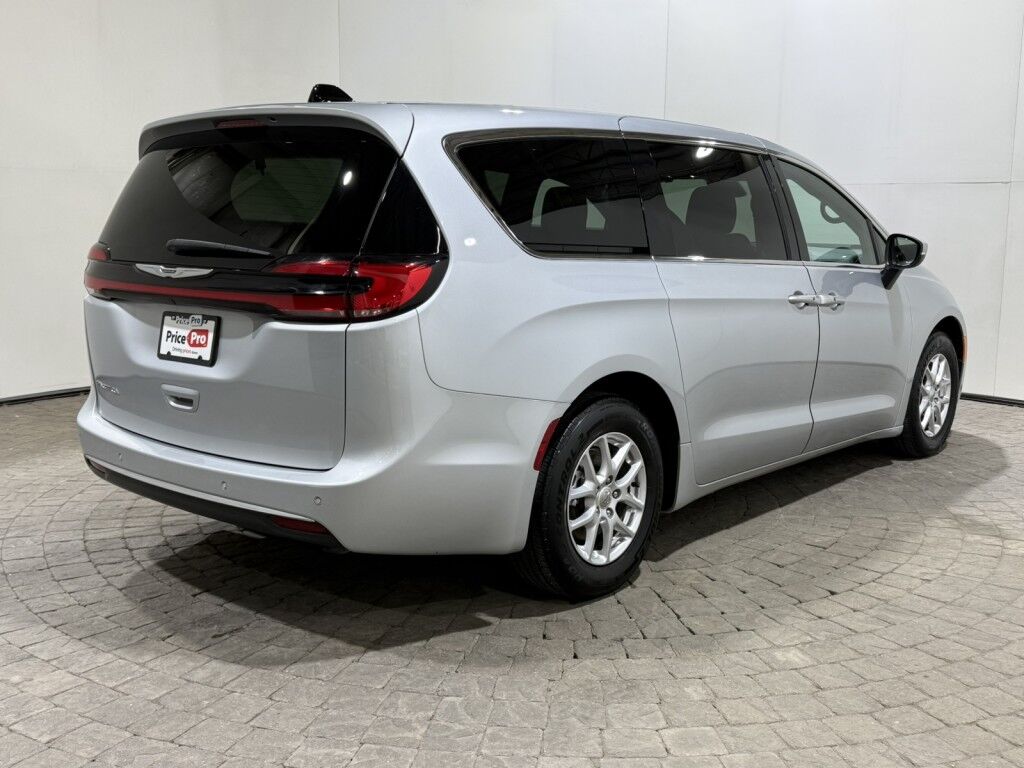 2023 Chrysler Pacifica Touring FWD Maumee OH