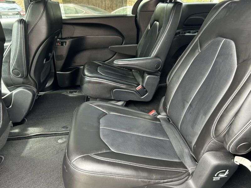 2023 Chrysler Pacifica Touring L - LIKE NEW - SPORT PACKAGE Webster MA