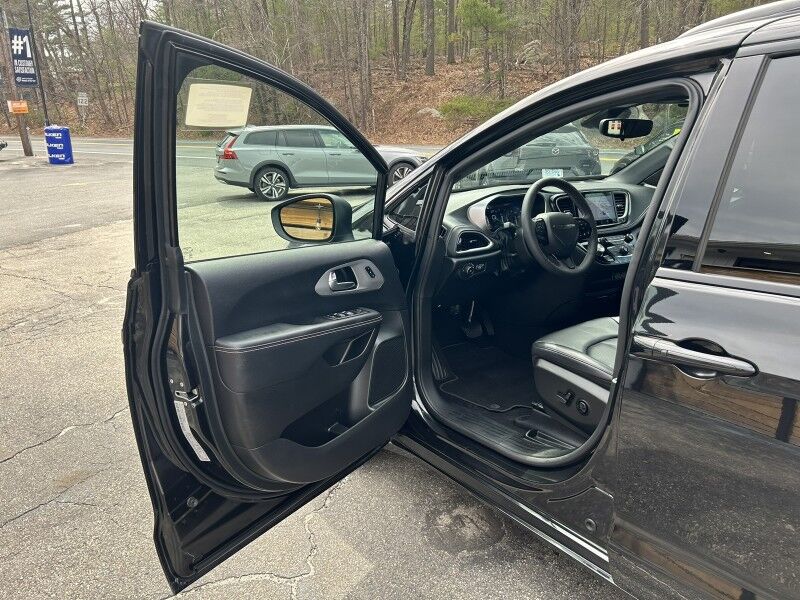 2023 Chrysler Pacifica Touring L - LIKE NEW - SPORT PACKAGE Webster MA