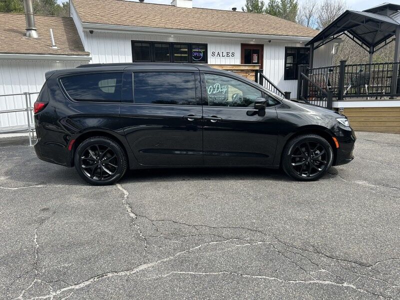 2023 Chrysler Pacifica Touring L - LIKE NEW - SPORT PACKAGE Webster MA