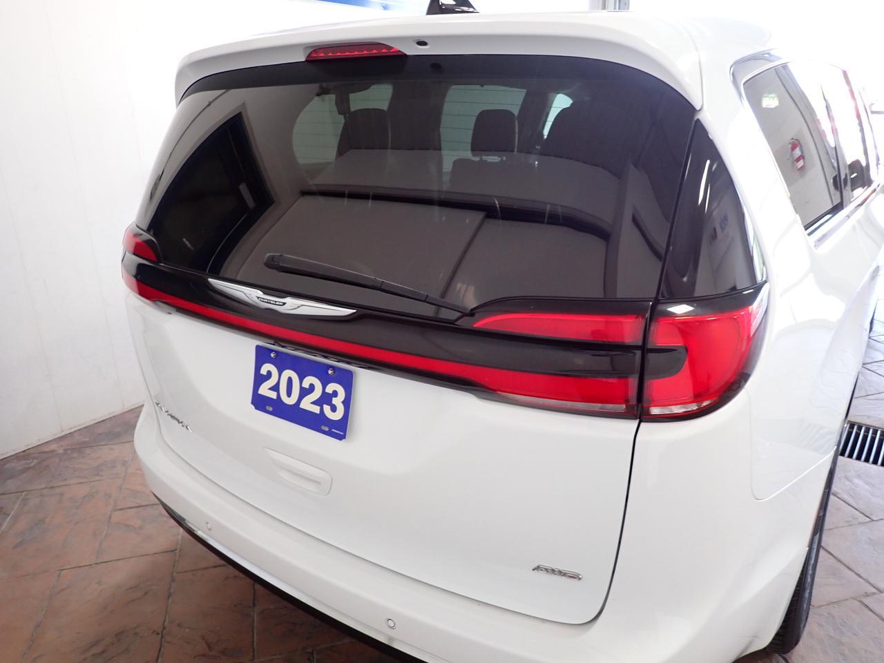 2023 Chrysler Pacifica Touring L AWD LEATHER 7PASS Listowel ON