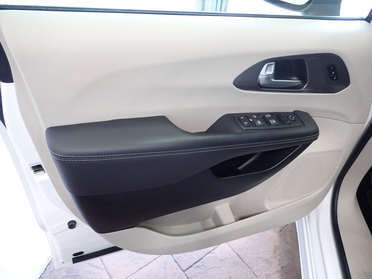2023 Chrysler Pacifica Touring L AWD LEATHER 7PASS Listowel ON