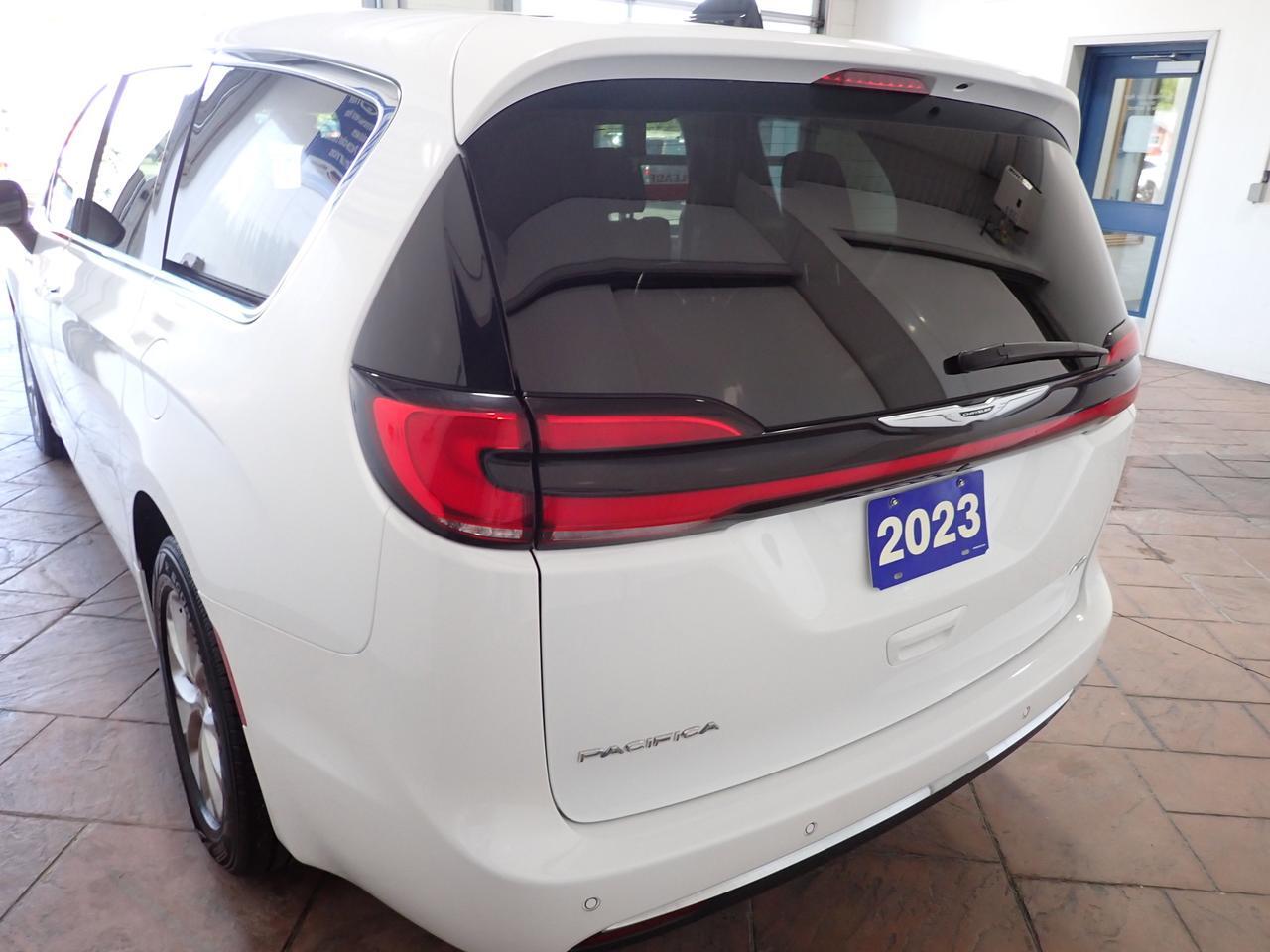 2023 Chrysler Pacifica Touring L AWD LEATHER 7PASS Listowel ON