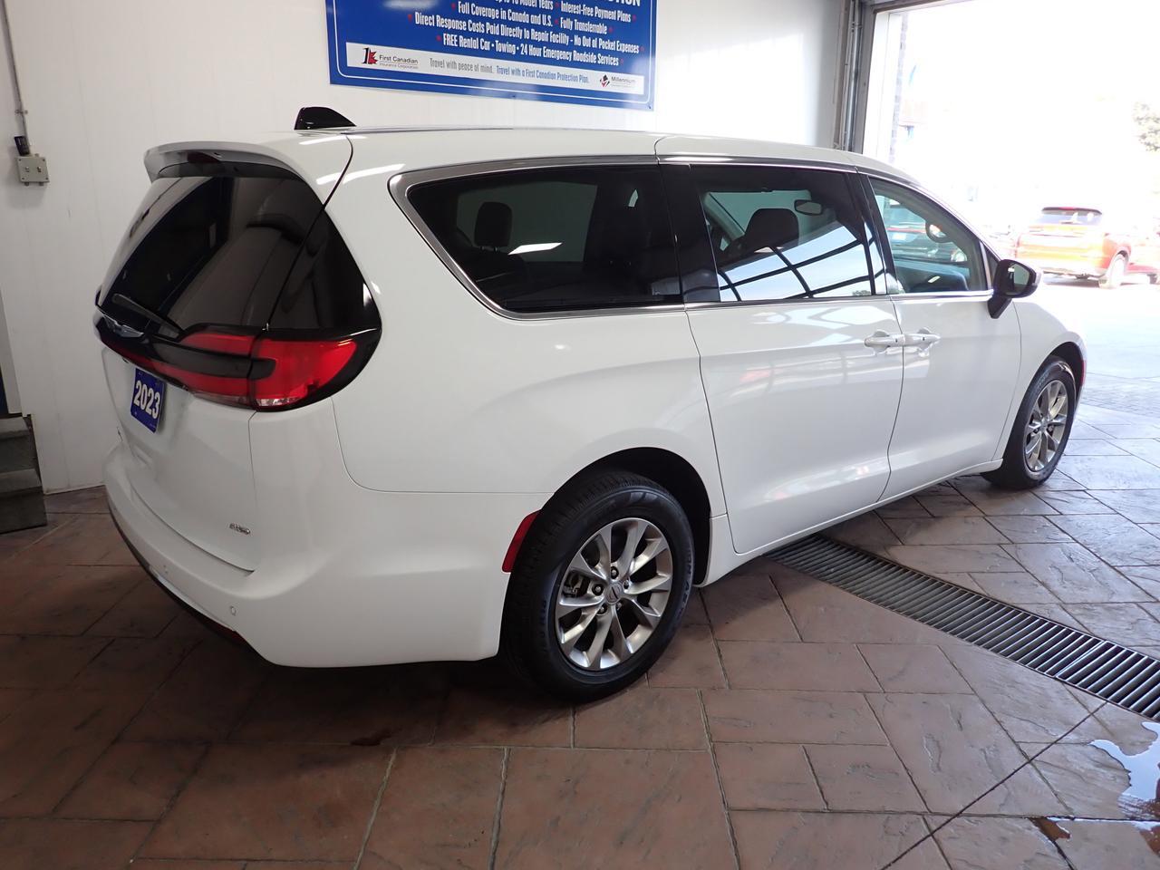 2023 Chrysler Pacifica Touring L AWD LEATHER 7PASS Listowel ON