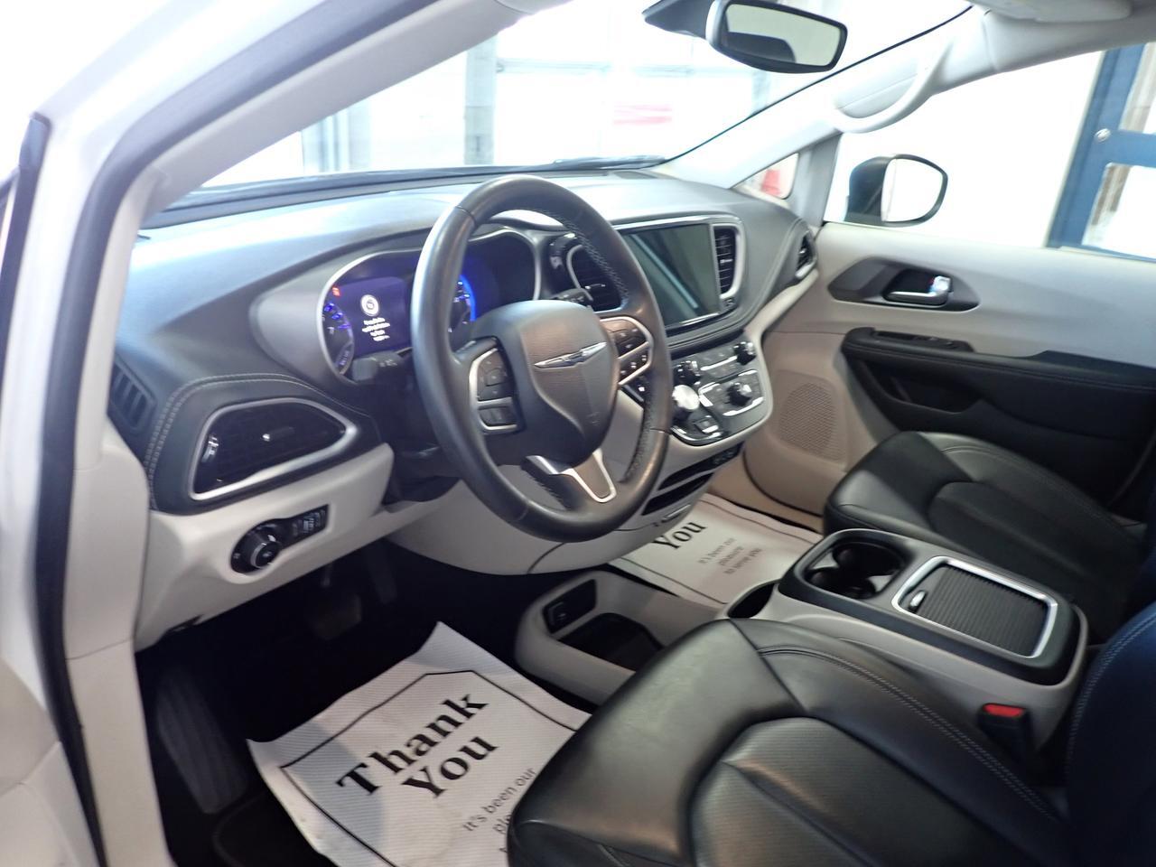 2023 Chrysler Pacifica Touring L AWD LEATHER 7PASS Listowel ON