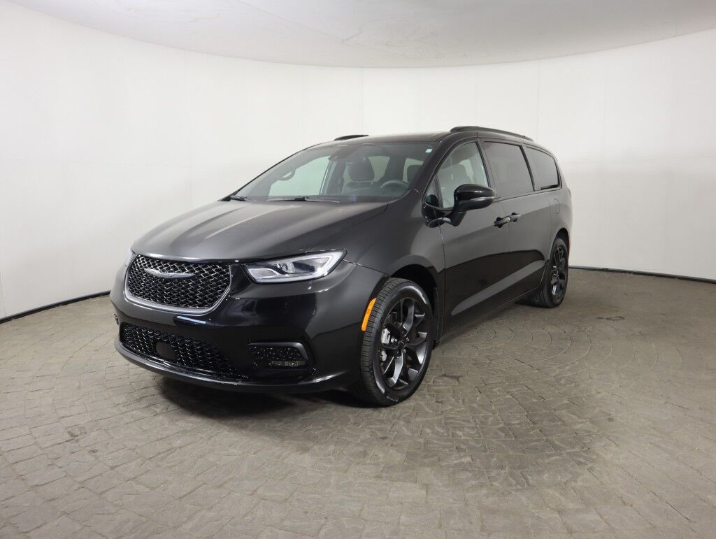 2023 Chrysler Pacifica Touring L AWD S Appearance Package Maumee OH