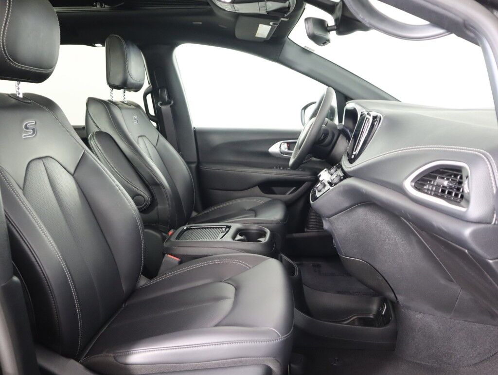 2023 Chrysler Pacifica Touring L AWD S Appearance Package Maumee OH