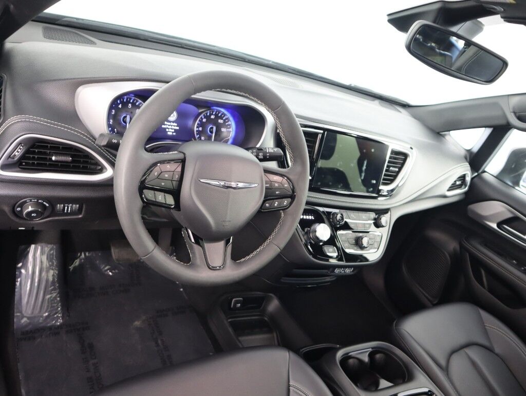 2023 Chrysler Pacifica Touring L AWD S Appearance Package Maumee OH