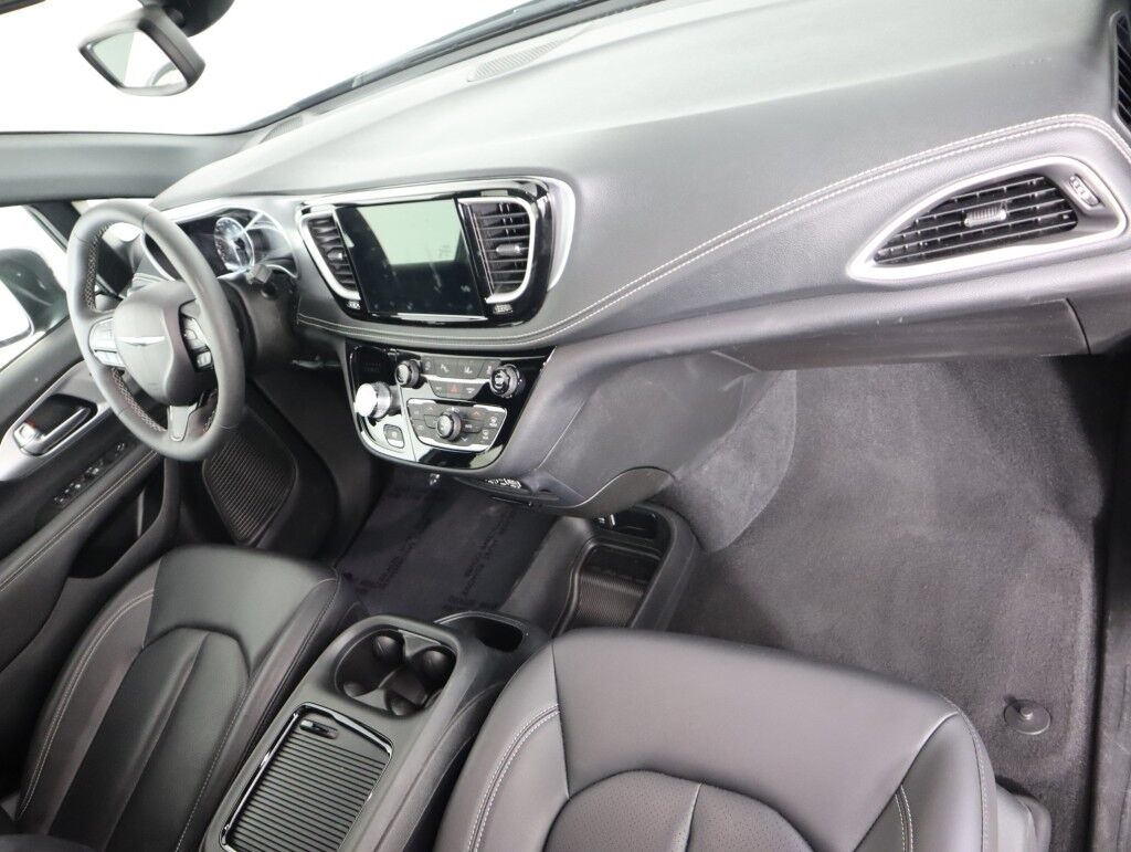 2023 Chrysler Pacifica Touring L AWD S Appearance Package Maumee OH