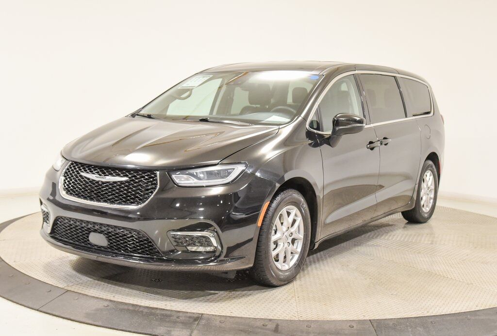 2023 Chrysler Pacifica Touring L Akron