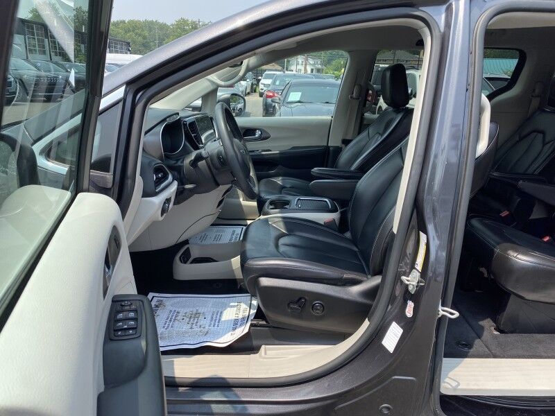 2023 Chrysler Pacifica Touring L Bristol  PA