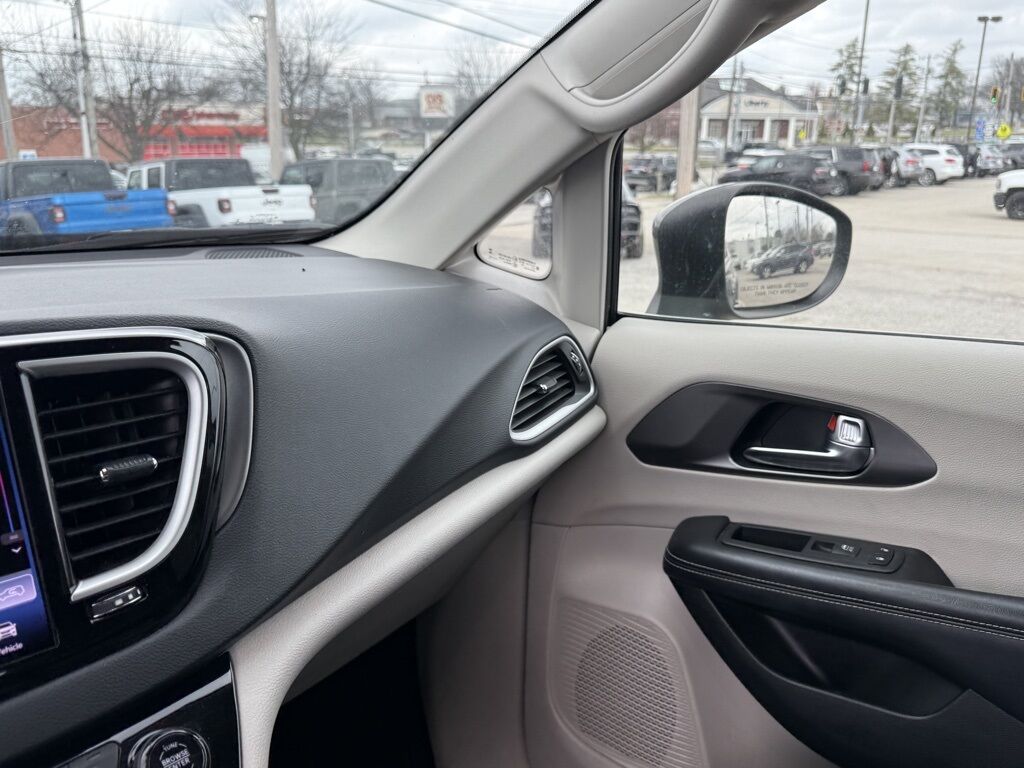 2023 Chrysler Pacifica Touring L Crestwood KY