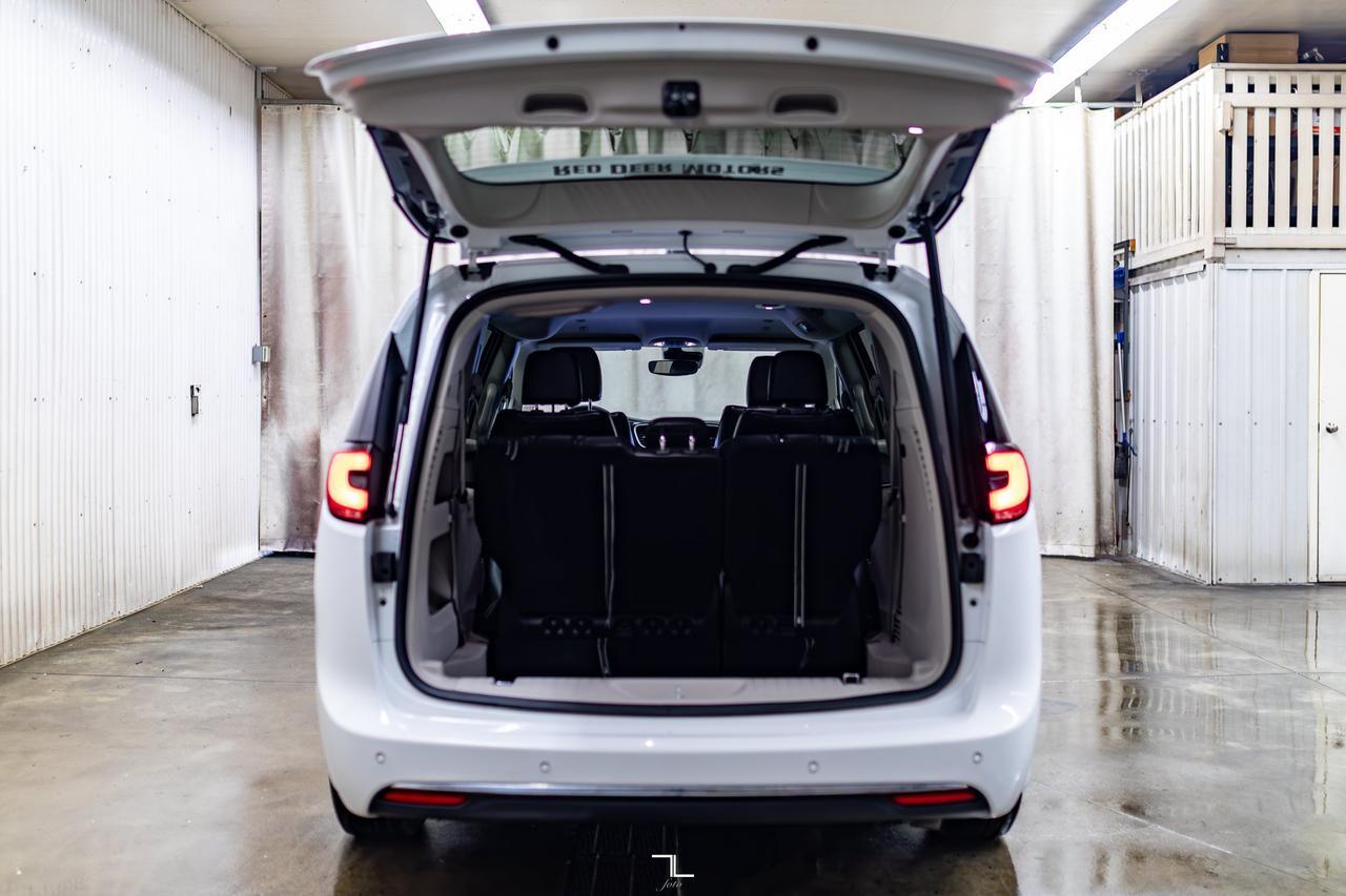 2023 Chrysler Pacifica Touring L Leather BCam Power Doors Red Deer AB