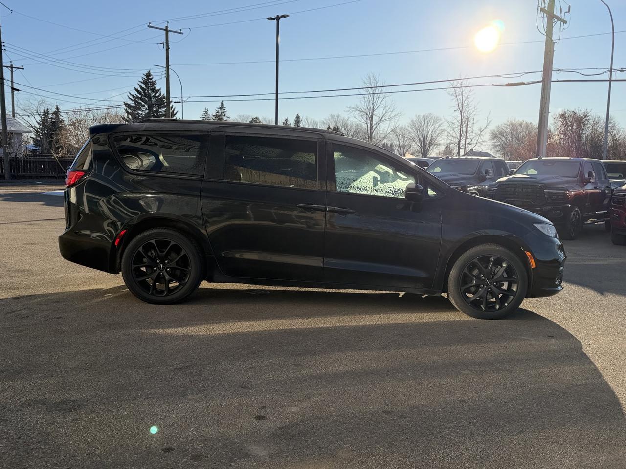 2023 Chrysler Pacifica Touring-L S Appearance AWD | Low KMs | V6 | Stow n Place Roof Rack | Power Liftgate | Remote Start Redwater AB