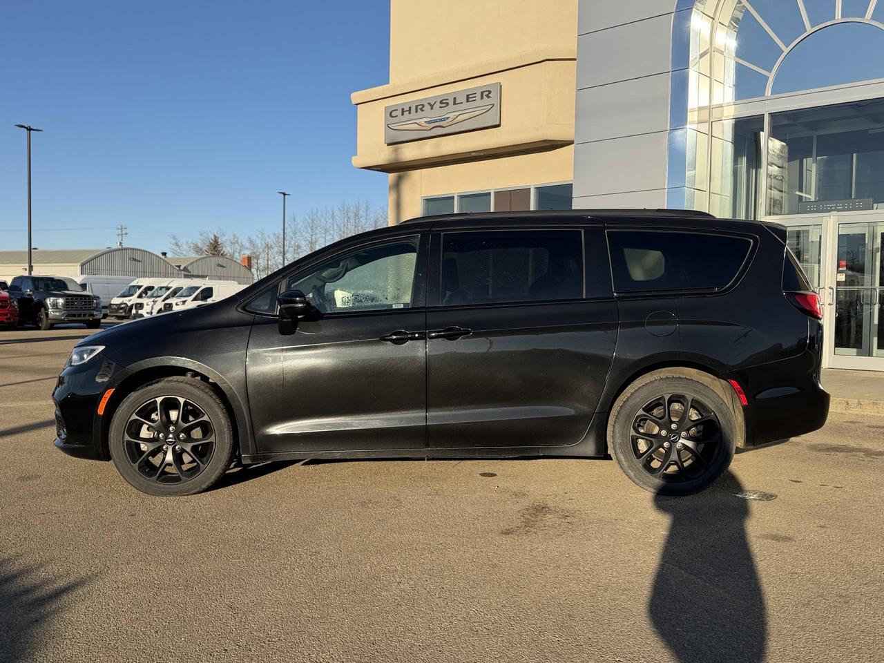 2023 Chrysler Pacifica Touring-L S Appearance AWD | Low KMs | V6 | Stow n Place Roof Rack | Power Liftgate | Remote Start Redwater AB