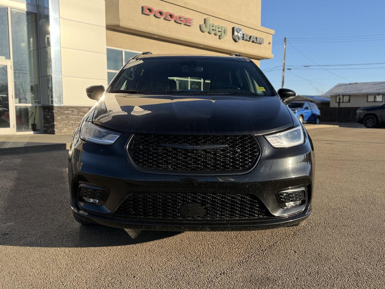 2023 Chrysler Pacifica Touring-L S Appearance AWD | Low KMs | V6 | Stow n Place Roof Rack | Power Liftgate | Remote Start Redwater AB