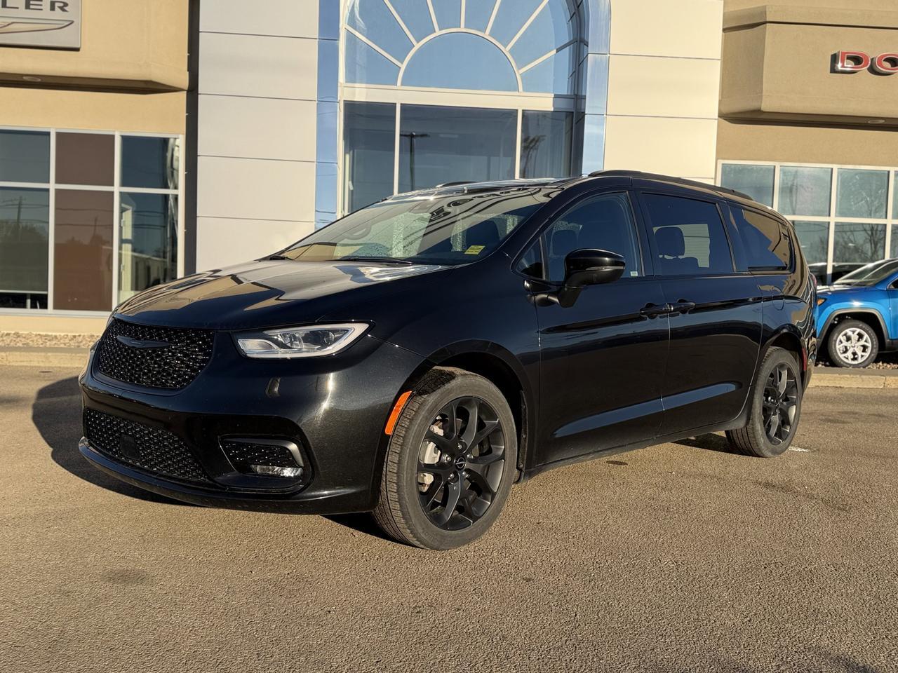 2023 Chrysler Pacifica Touring-L S Appearance AWD | Low KMs | V6 | Stow n Place Roof Rack | Power Liftgate | Remote Start Redwater AB
