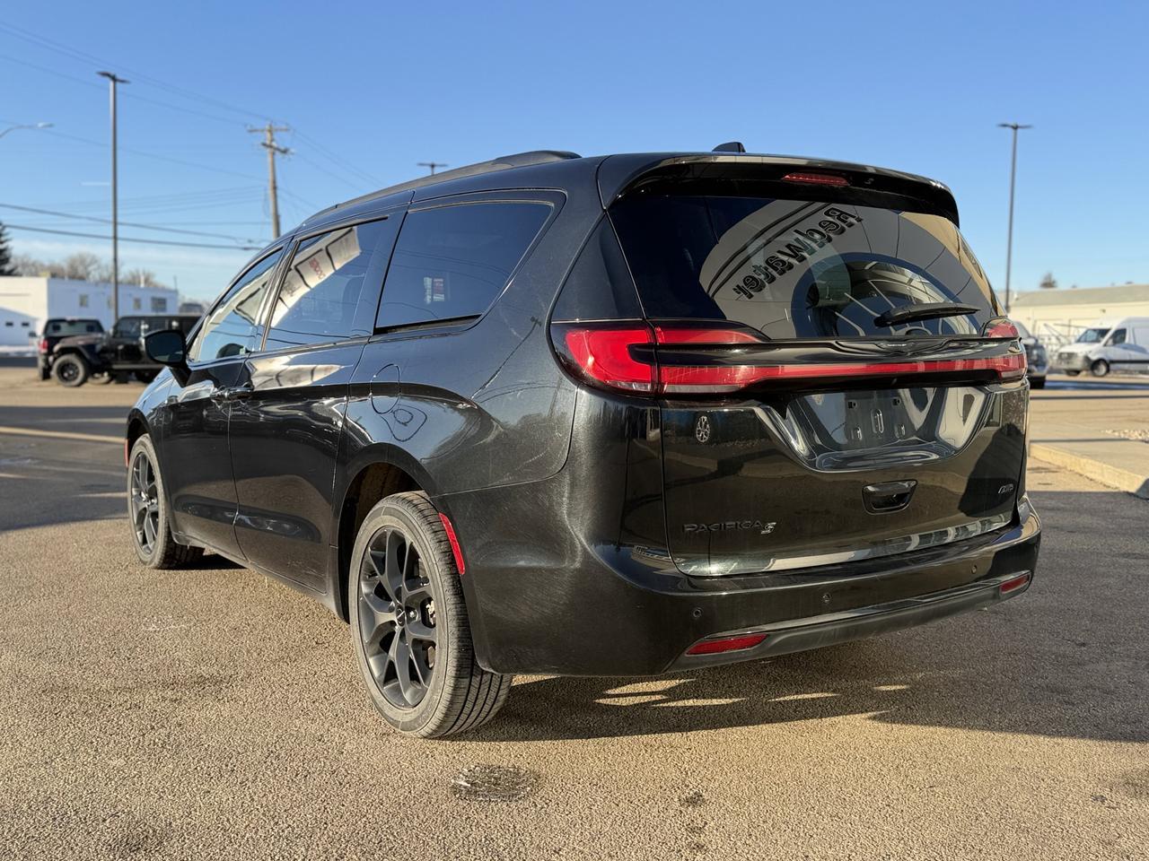 2023 Chrysler Pacifica Touring-L S Appearance AWD | Low KMs | V6 | Stow n Place Roof Rack | Power Liftgate | Remote Start Redwater AB
