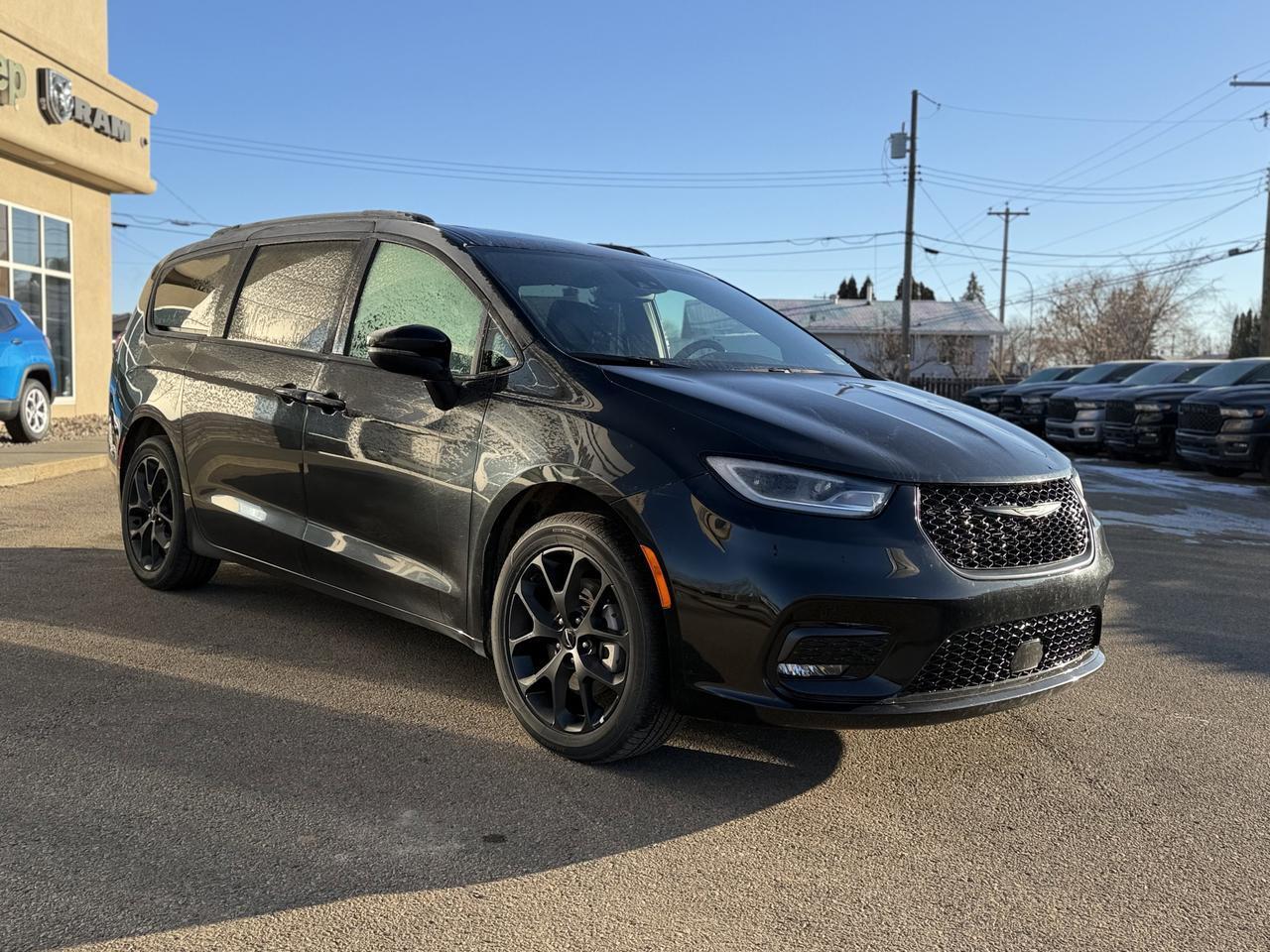 2023 Chrysler Pacifica Touring-L S Appearance AWD | Low KMs | V6 | Stow n Place Roof Rack | Power Liftgate | Remote Start Redwater AB