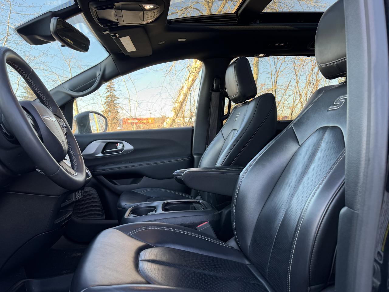 2023 Chrysler Pacifica Touring-L S Appearance AWD | Low KMs | V6 | Stow n Place Roof Rack | Power Liftgate | Remote Start Redwater AB