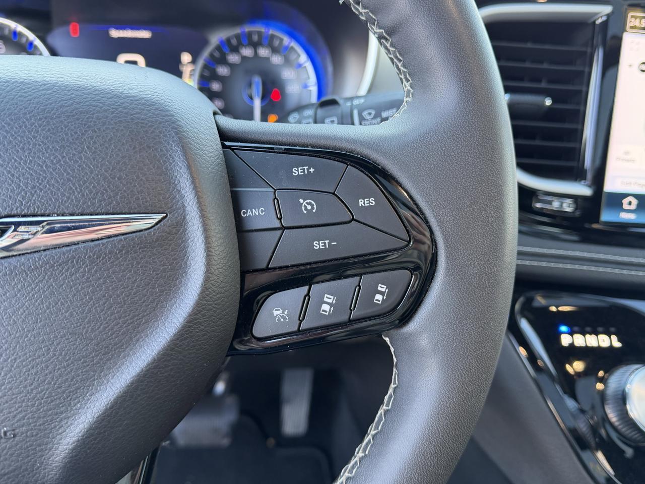 2023 Chrysler Pacifica Touring-L S Appearance AWD | Low KMs | V6 | Stow n Place Roof Rack | Power Liftgate | Remote Start Redwater AB