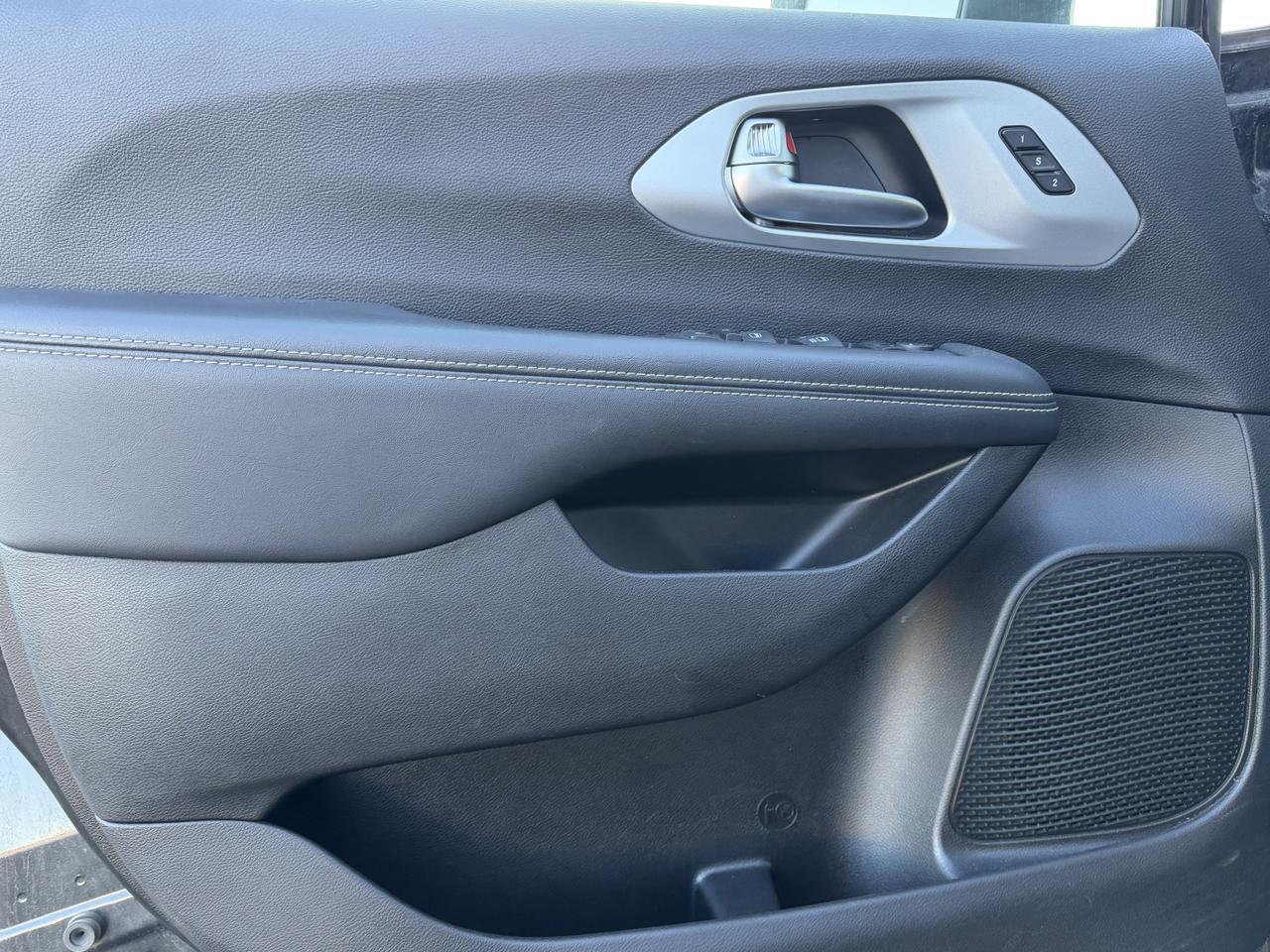 2023 Chrysler Pacifica Touring-L S Appearance AWD | Low KMs | V6 | Stow n Place Roof Rack | Power Liftgate | Remote Start Redwater AB