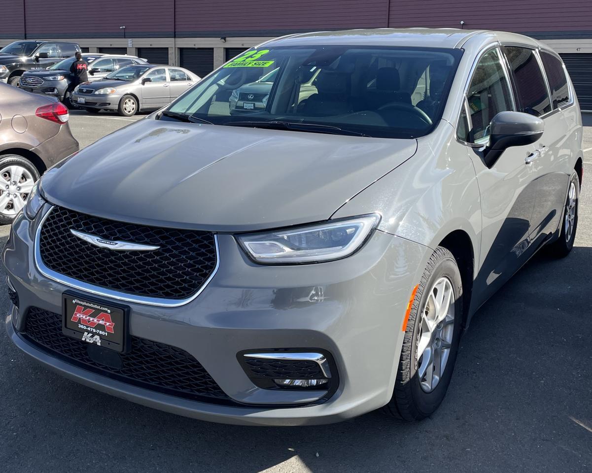 2023 Chrysler Pacifica Touring L Van 4D