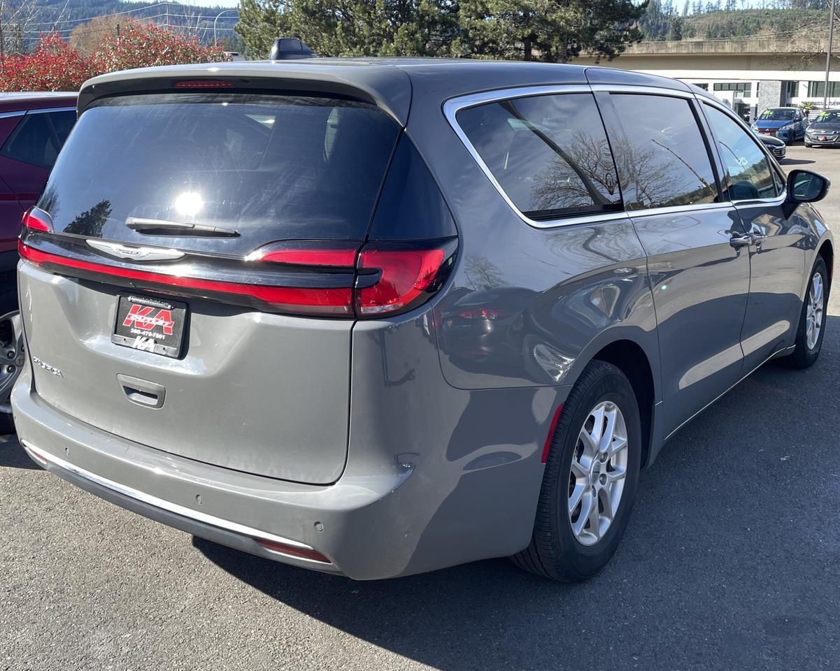 2023 Chrysler Pacifica Touring L Van 4D